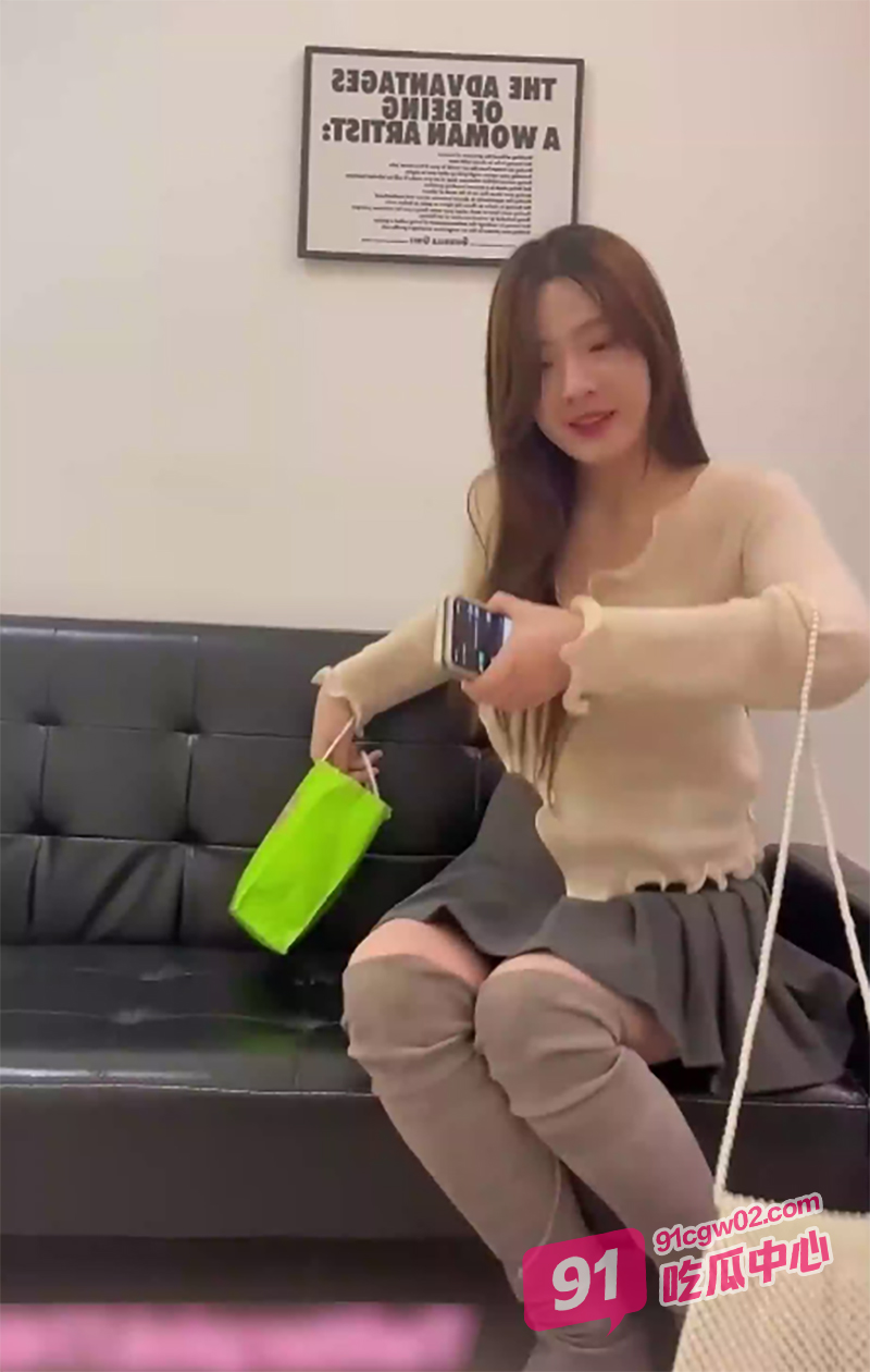 约炮大神粉红君 5千约操神似赵露思的微胖女神 颜值和身材让人看得心跳加速！