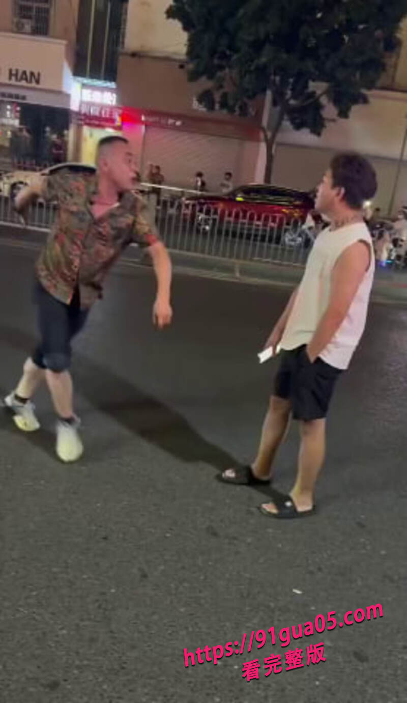 一言不合就躺地？兄弟街头吵架式拥抱引网友热议