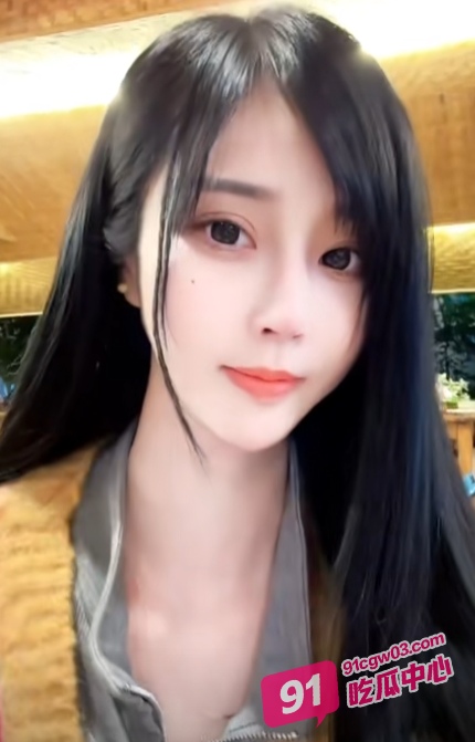 抖音蓝衣女神兰兰鹿鹿 清纯外表私底下淫荡 脱衣跪求大哥在沙发操 配图9