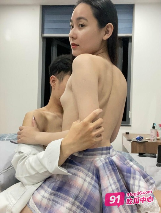 江苏眼镜婊樊丽娜与男友做爱视频流出 抓住长发当马骑 配图