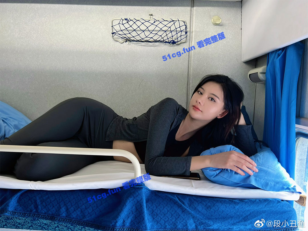 推特福利姬阿朱啊 火车卧铺地铁教室菜市场露出 蜜桃臀性感写真福利合集