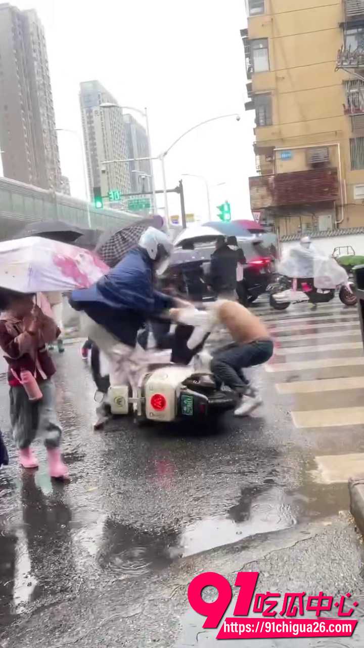 路怒男下车发飙直接被按在地上狠打8