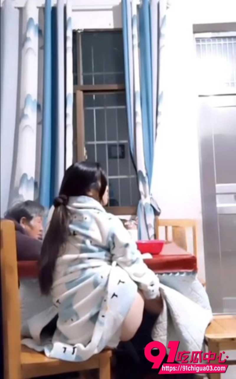 妹子偷摸在奶奶面前自慰7