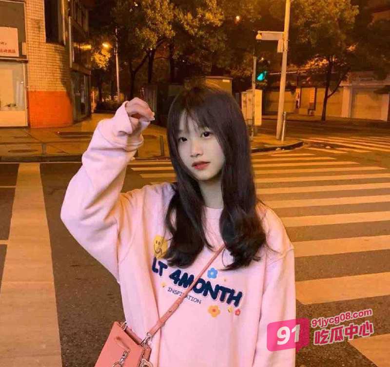 湖南株洲学生妹张双艺 可爱少女公交车口交事件完整版视频泄密！