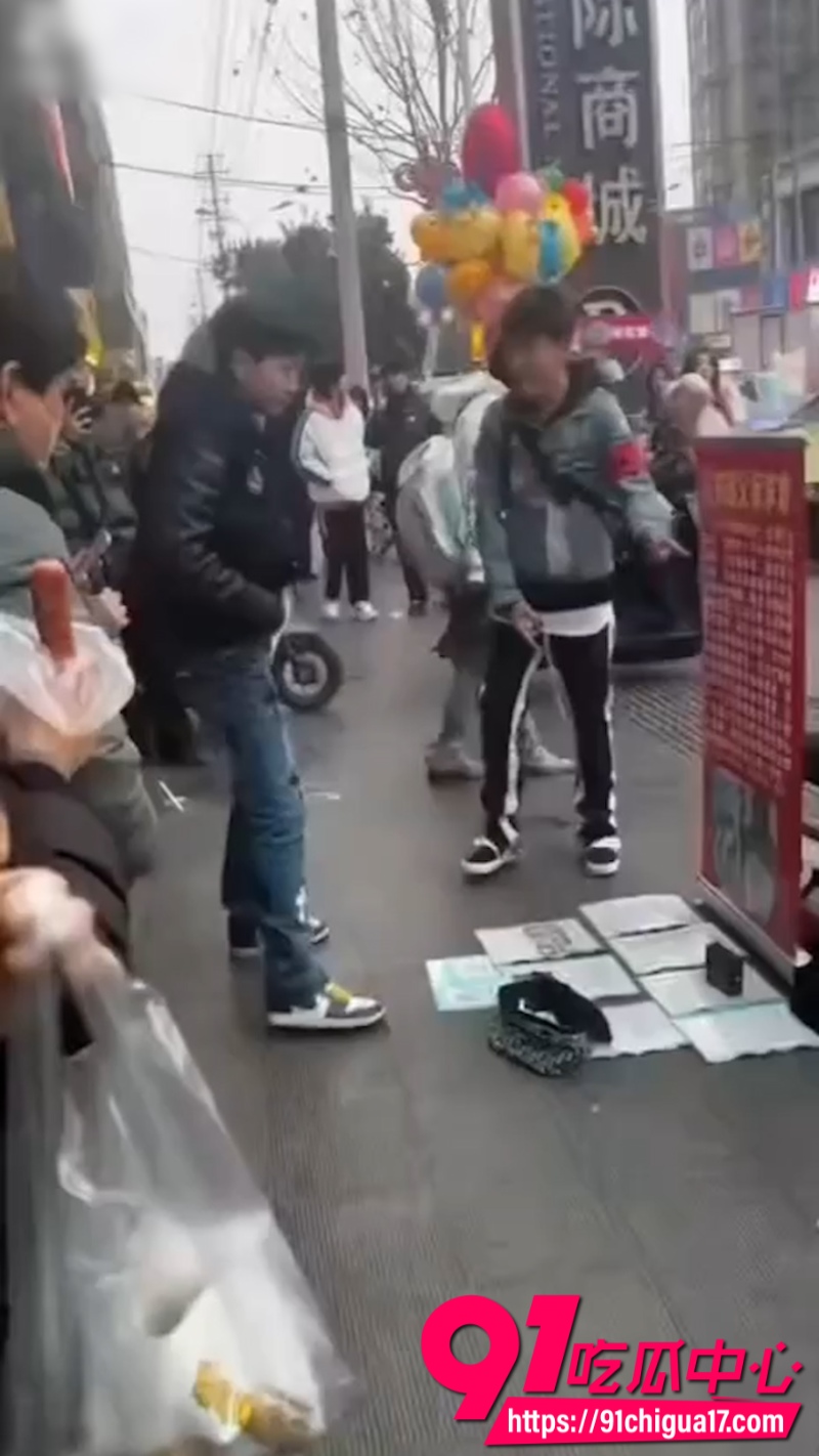 兰陵开元国际商城门口乞讨女事件3 兰陵开元国际商城门口乞讨女事件3