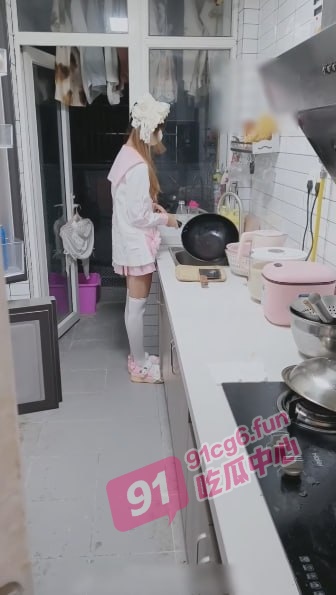 淫欲萝莉美少女～粉粉小厨娘做饭时被抱腰后入 又是被主人中出的一天！