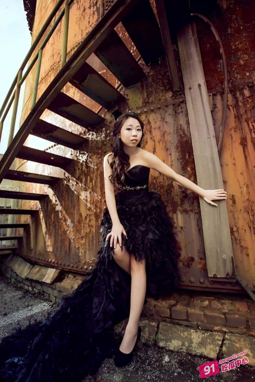 湖南淫骚少妇陈林面基网友约炮 被调教成口活一流的母狗 低头吸吮龟头十分沉醉 配图3