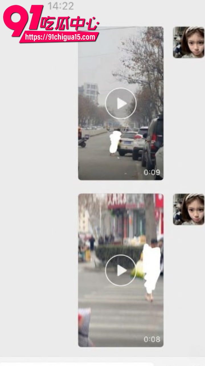 山东费县二中门口裸男对着轿车当街发情9