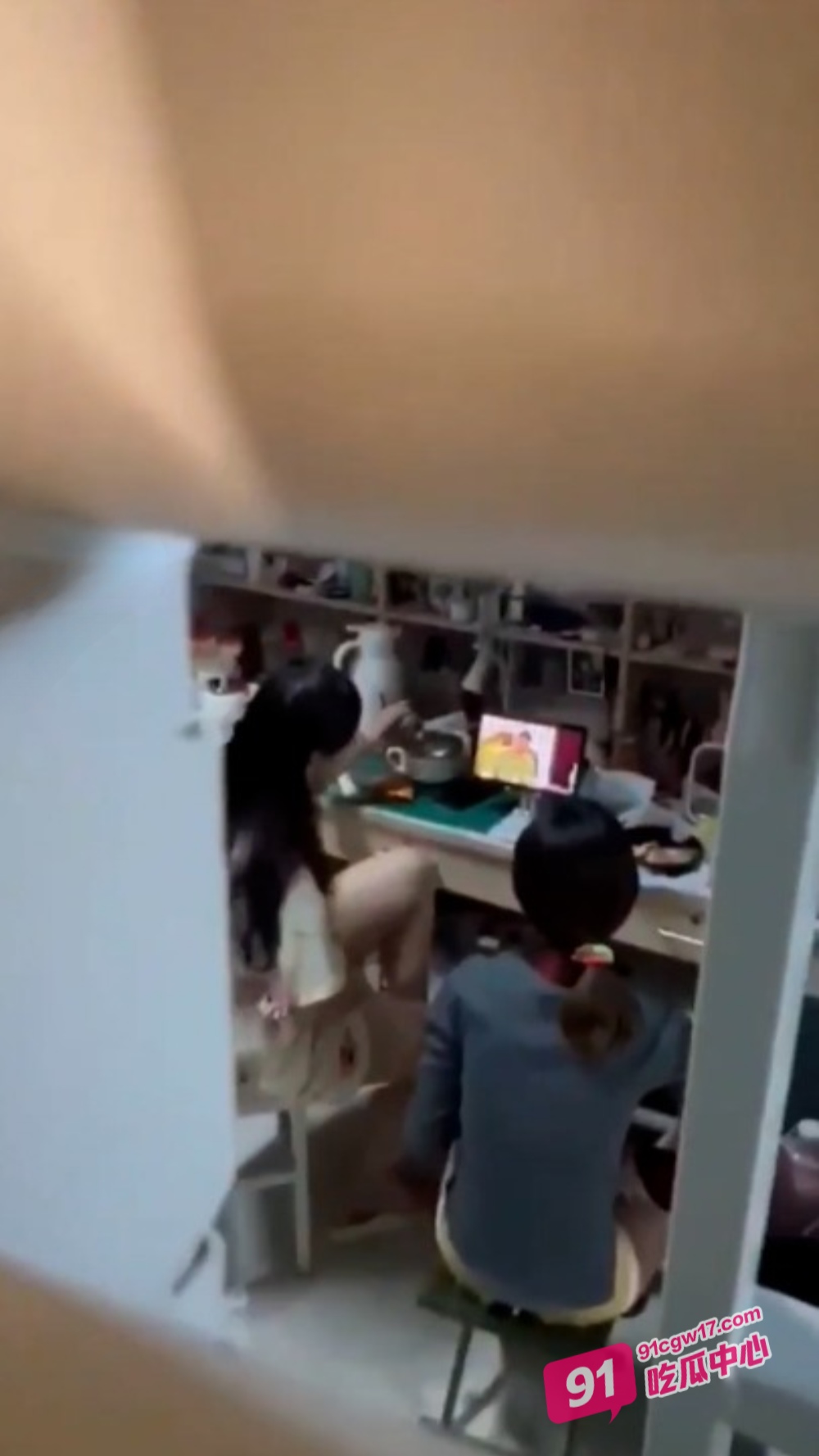 大神高价雇佣女大学生偷拍宿舍美女日常更衣和校园澡堂的春光 配图4