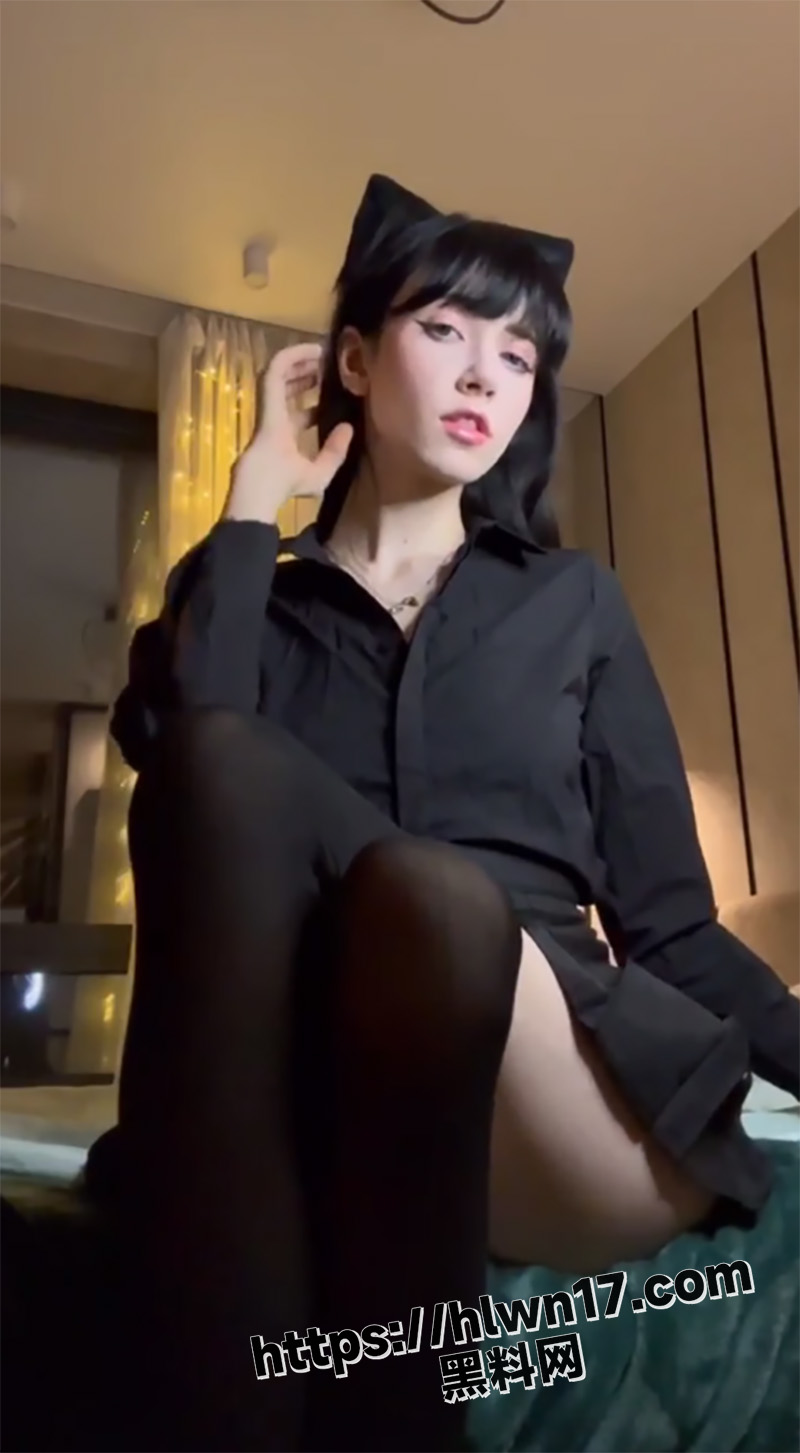 欧美高颜值 筷子腿白瘦幼美少女 yoursmalldoll 性感自拍 骨感美人 粉嫩白虎小穴一览无遗！