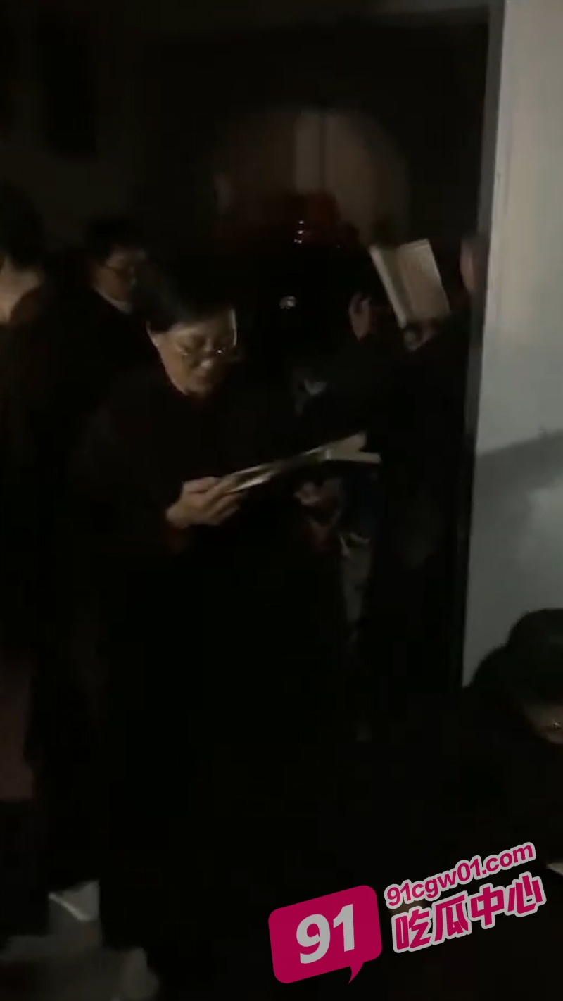 有什么说法吗？广东一老人穿红衣跑到邻居家自杀 全村停课做法事！ 配图3