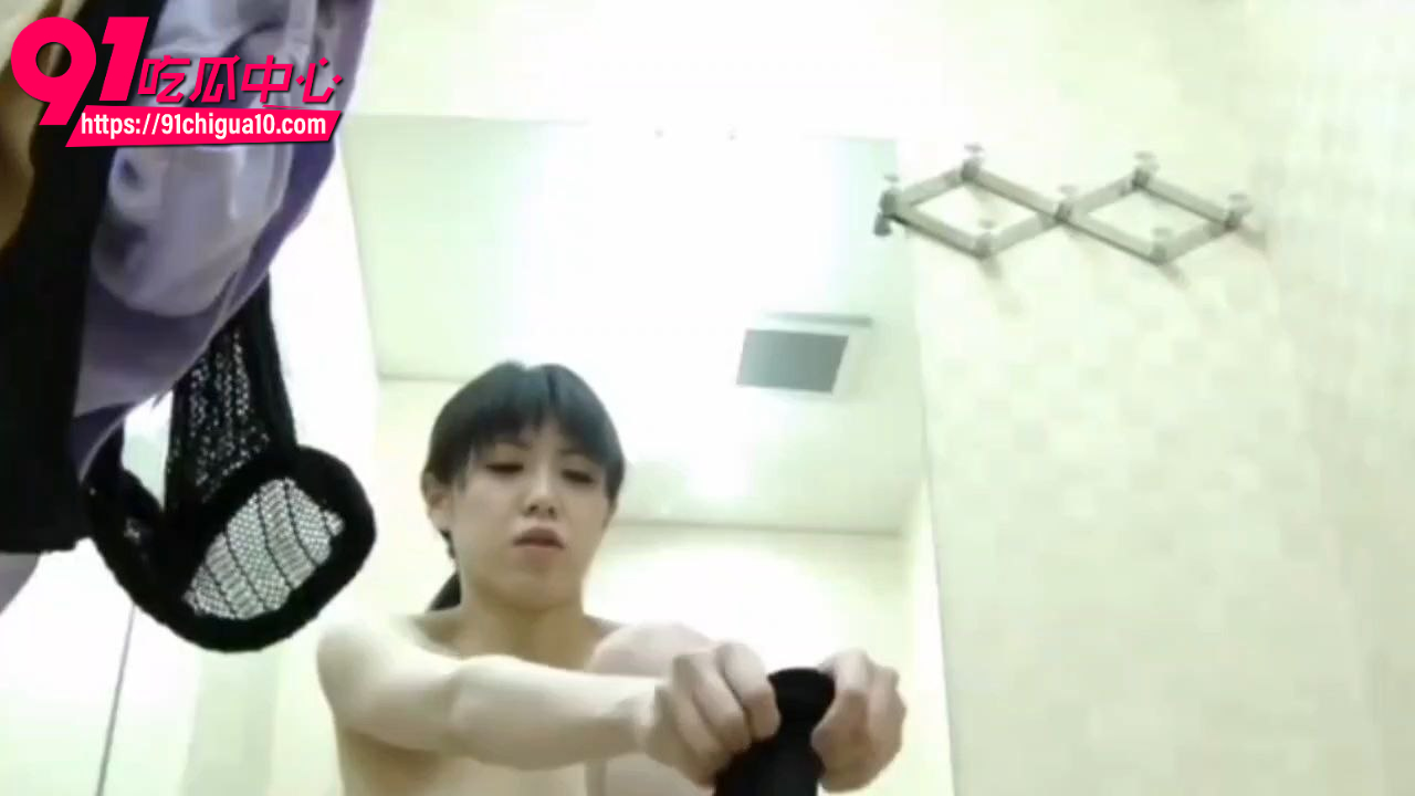 偷拍极品芭蕾少女更衣室嫩乳翘腿5