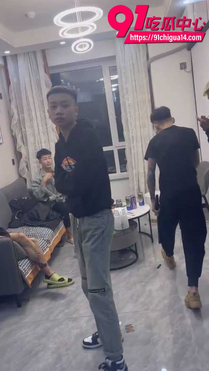 黄毛精神小伙深夜持刀闯房狂砍8 黄毛精神小伙深夜持刀闯房狂砍8
