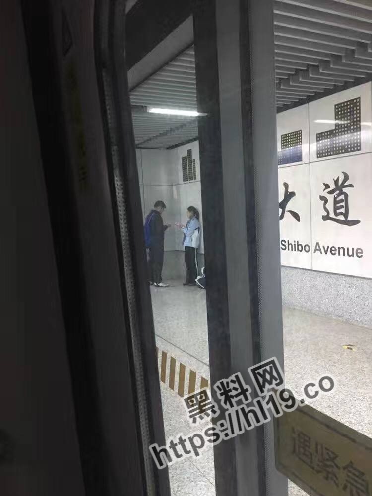 上海浦东世博大道地图站内惊现一死胖子让女友吃大鸡巴！这么不怜香惜玉直接上手摁头口爆的嘛？