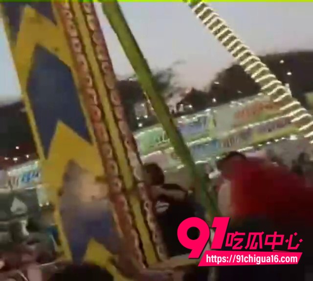 印度旋转秋千事故现场视频7