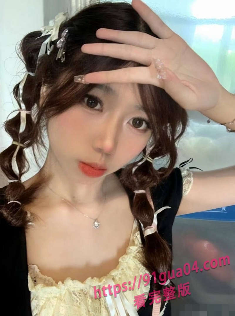 女儿深夜视频连线男友 没发现门外的我悄然靠近！