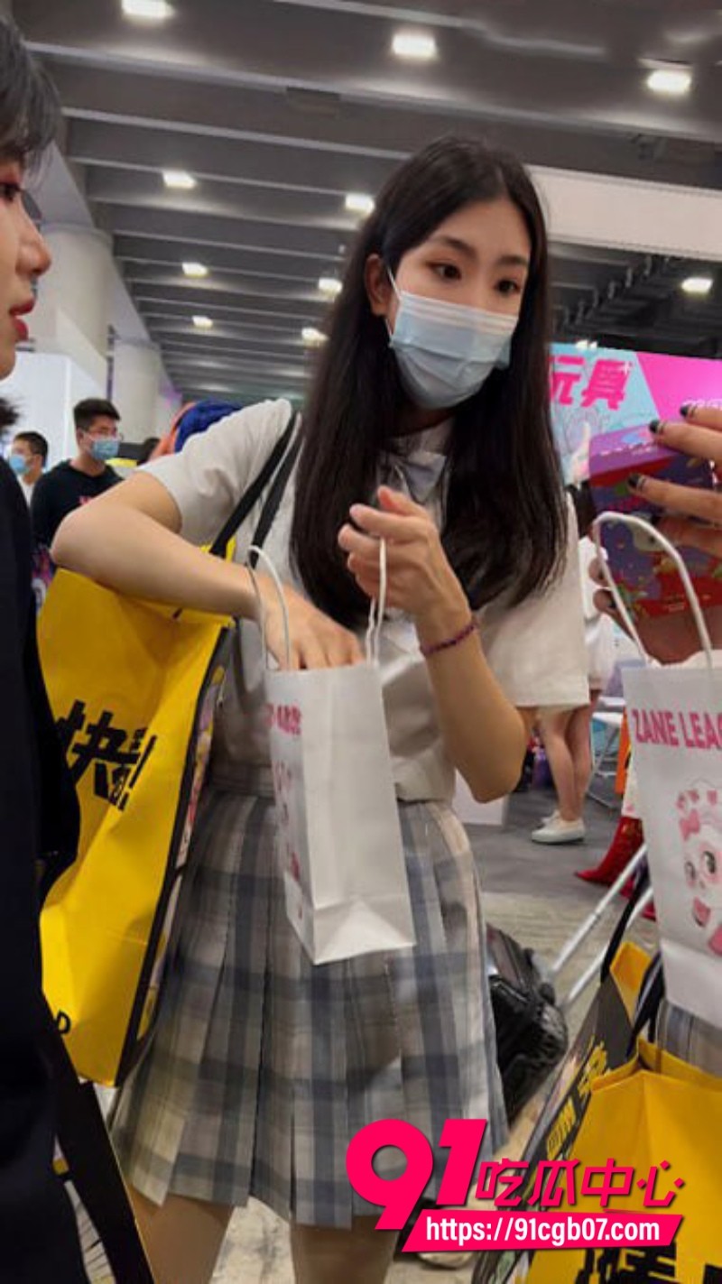 粉色内内贴着拍，超高颜值。2