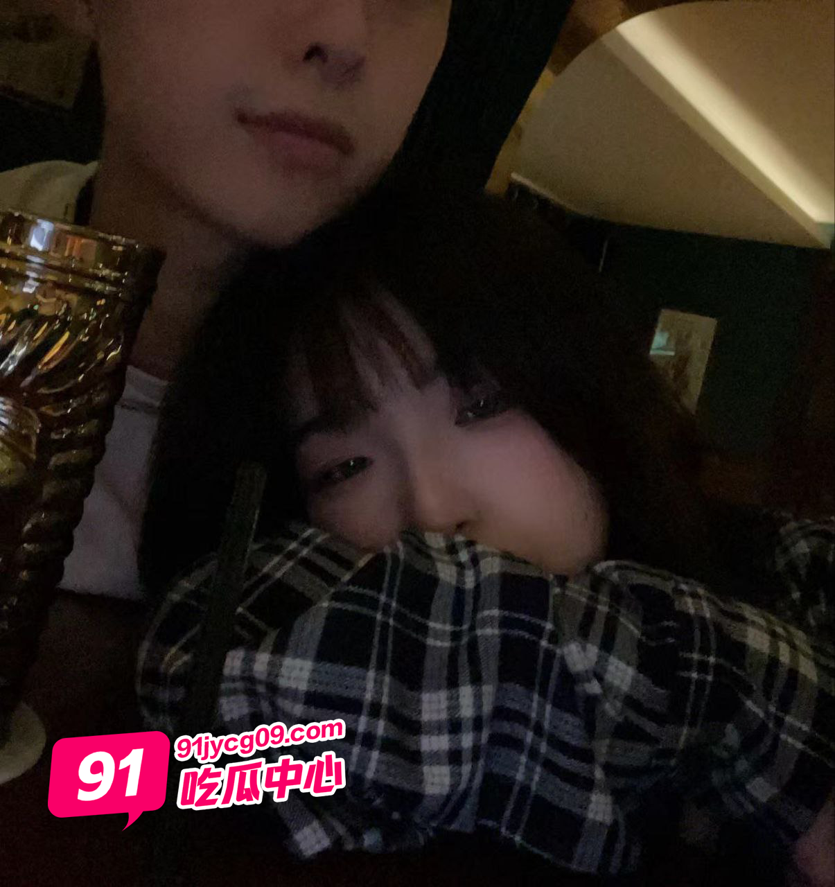 一张幼态脸的王彤彤 居然老公偷情 室外露出享受爬行！ 配图10
