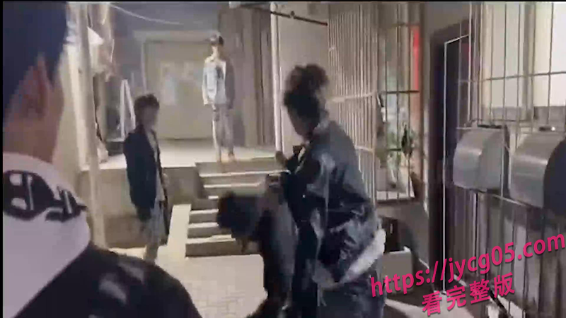 精神小伙耍流氓当街被揍！高街帝一套连招看爽全网！ 配图4