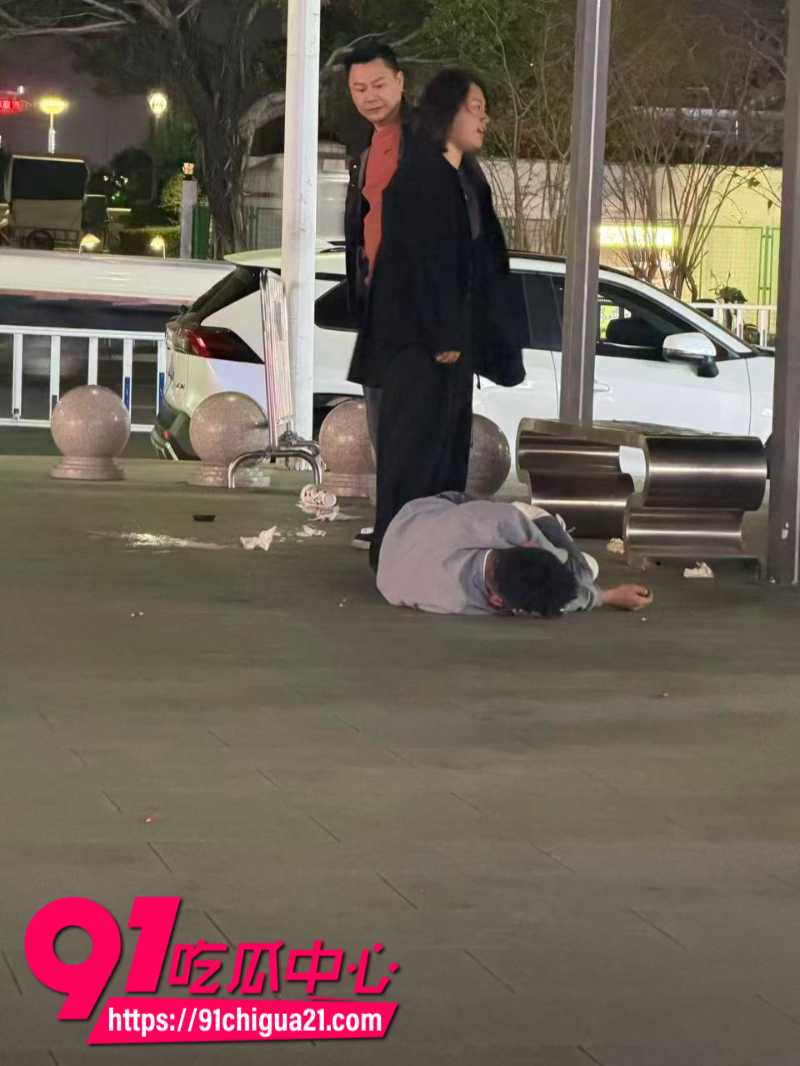 潮汕男同出轨被老婆抓奸后当街开撕3