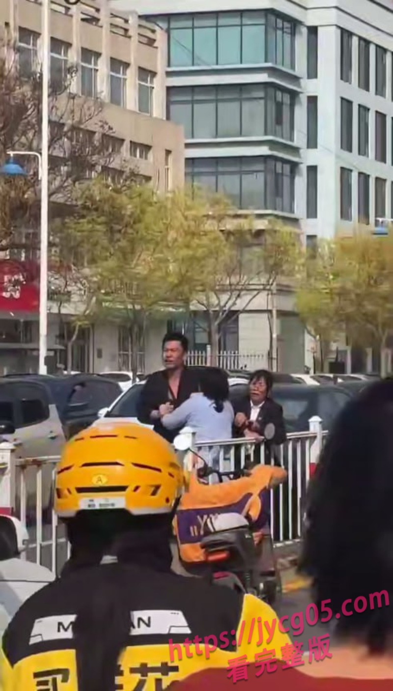河北邢台情感大战实录！原配怒找小三算账 小三躲车里不敢出来 配图3