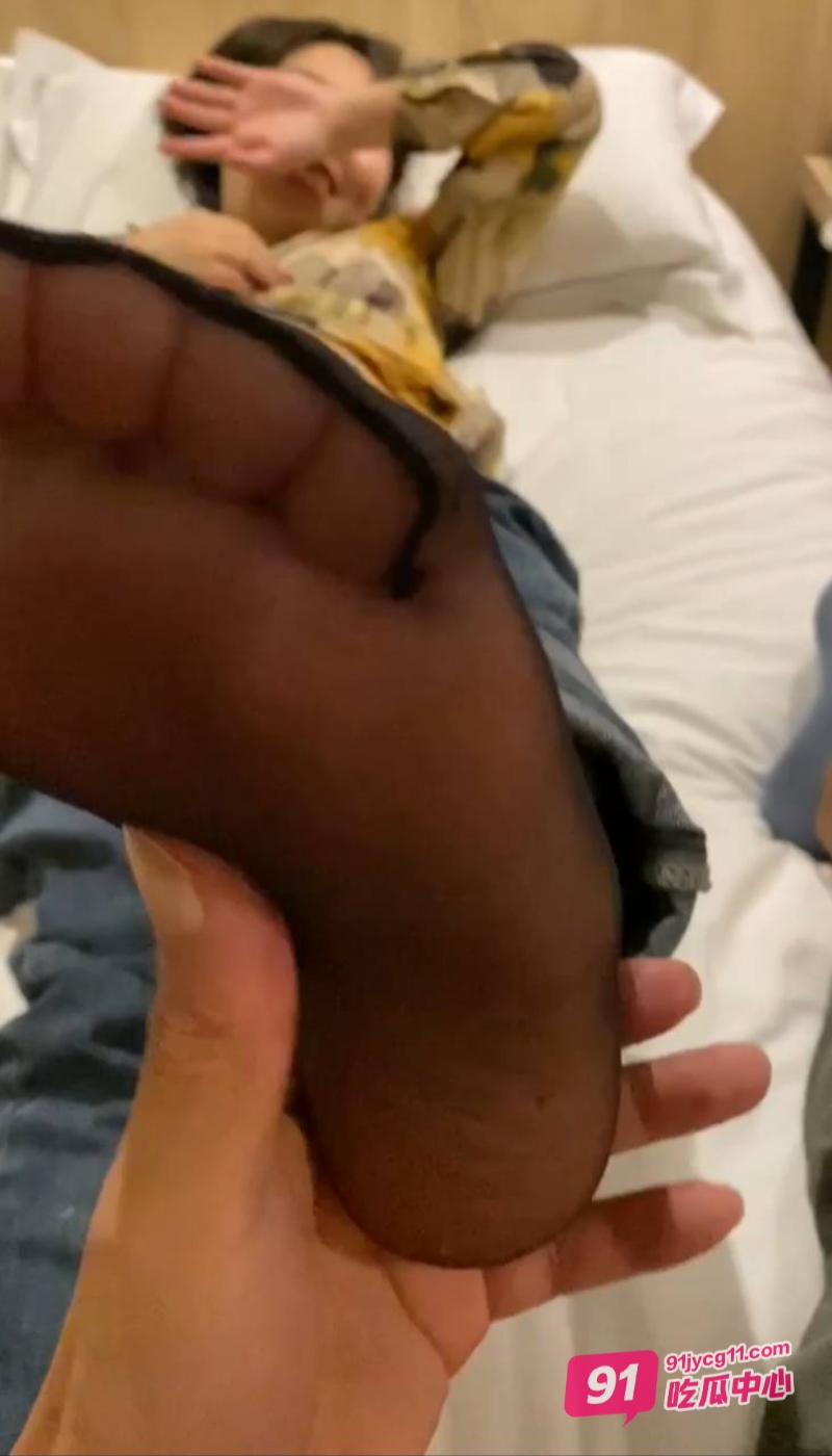 大哥开小米su7校园约班花小妹！裤里丝实在是让人把持不住～ 配图4