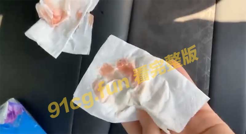 出租车乘客大姨妈侧漏 红色炸弹客炸满师傅椅垫 司机徒手拆弹太恶心