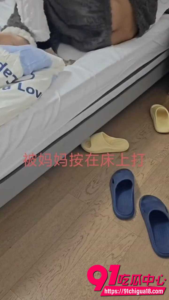 儿子偷拍妈妈洗澡后直接床上强上11