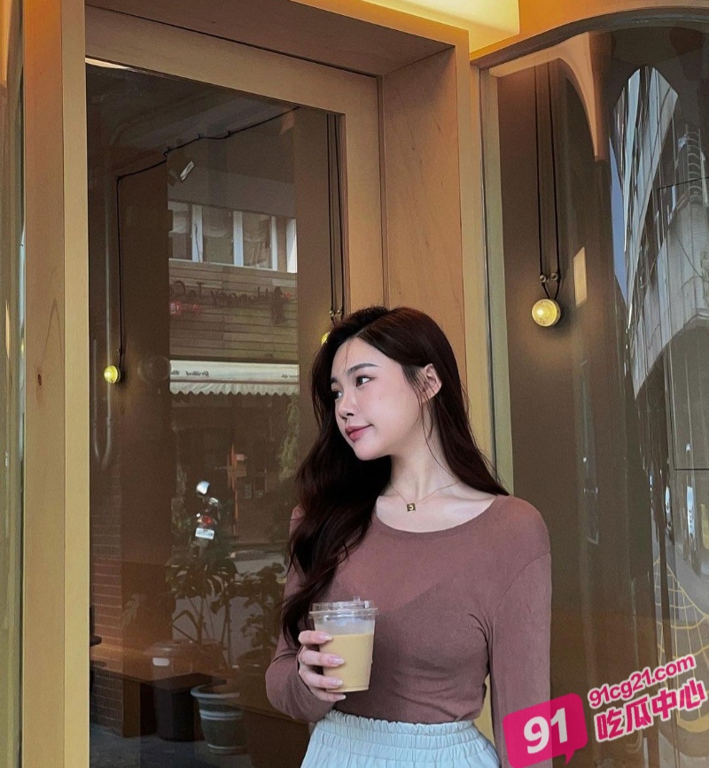 IG网红llinnn914 光鲜亮丽的生活背后 也是一条渴望鸡巴的骚货！ 配图2