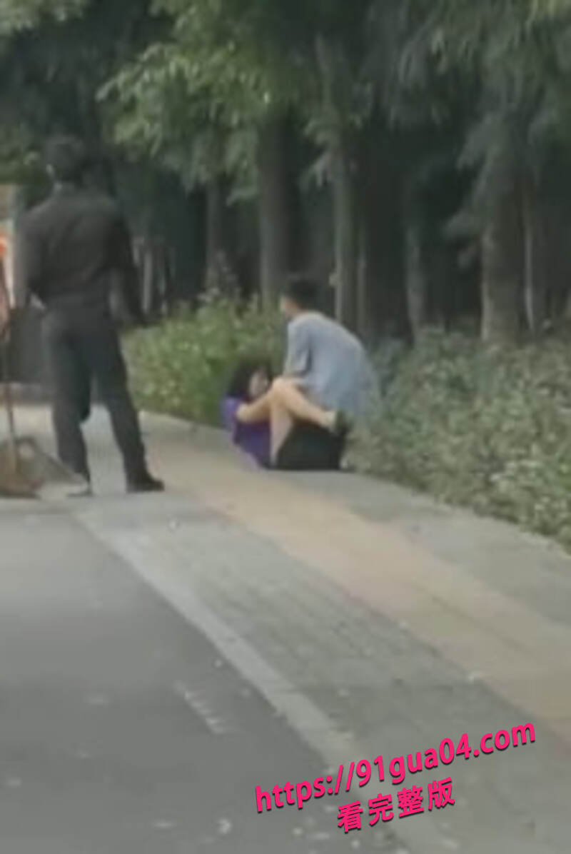 情侣街头激情缠绵04