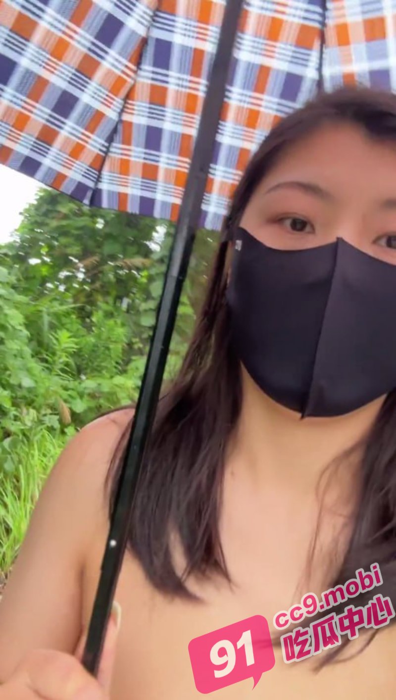 这就是老公不在家的女人 小骚货雨中露出勾引路人 不要害怕 这样多刺激