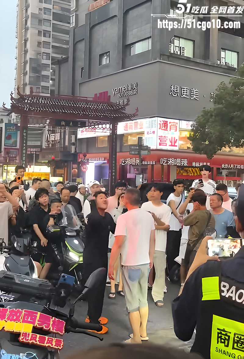 两男子当街吵架吐口水 5 拷贝