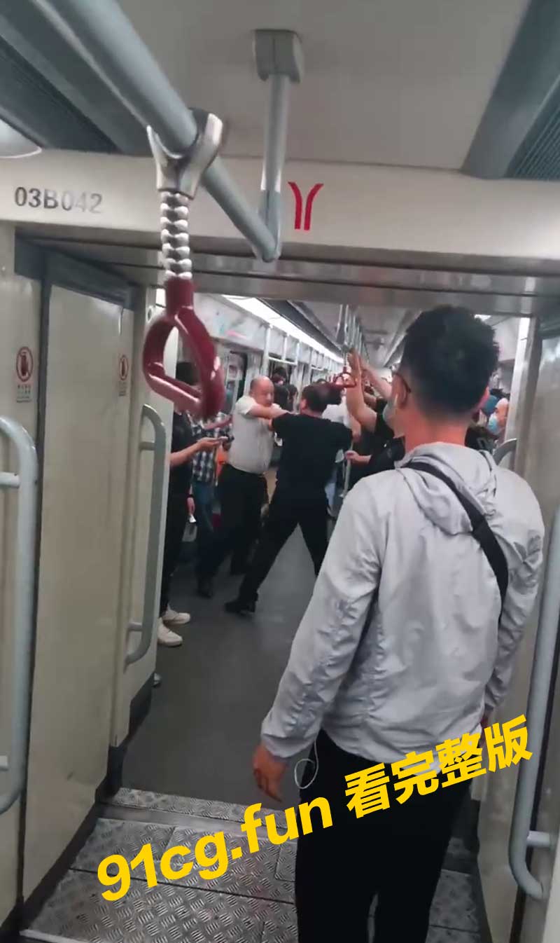 广州10月14日两大哥因为踩脚小事 引发打架激烈冲突 脾气暴躁现场真实记录