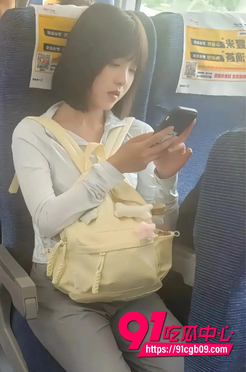 高铁短发女孩爆瓜实锤！坐高铁去当外围视频曝光 抖音名真铁蛋 小莉帮忙栏目记者 短发骚货反差婊本性藏不住了！