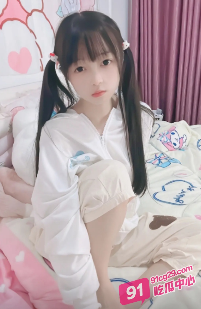 甜美萝莉直播上吊自杀 停止挣扎后出现尿失禁 看起来异常真实不像演的！ 配图