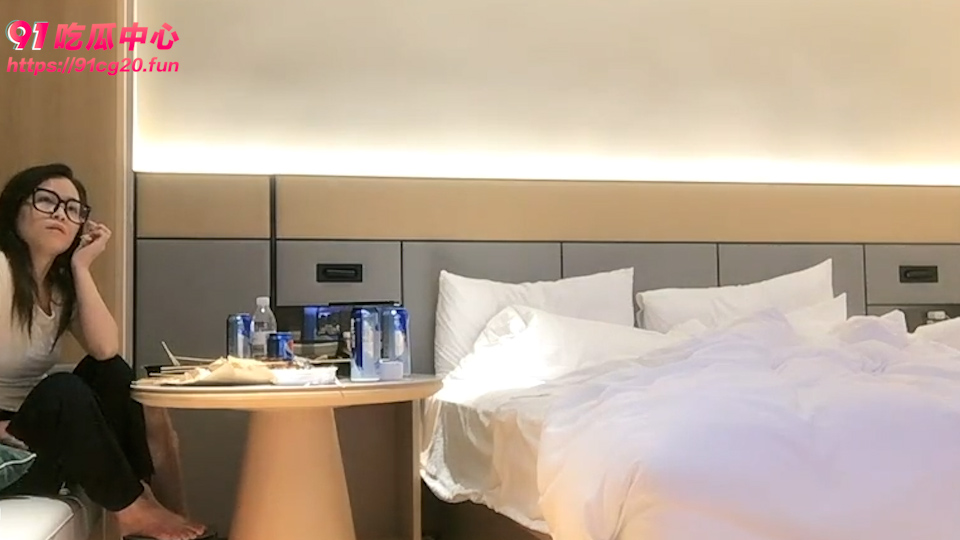 少妇推荐～眼镜少妇害羞无比 说什么都不让亲 “上面不让亲 下面干爆你”