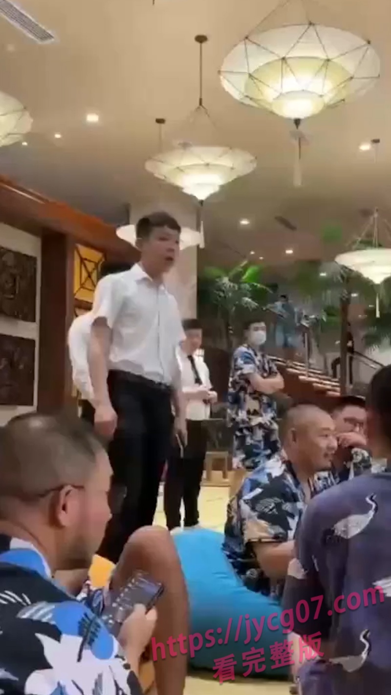 多人泡澡期间行为不当遭驱逐！网友直呼场面离谱