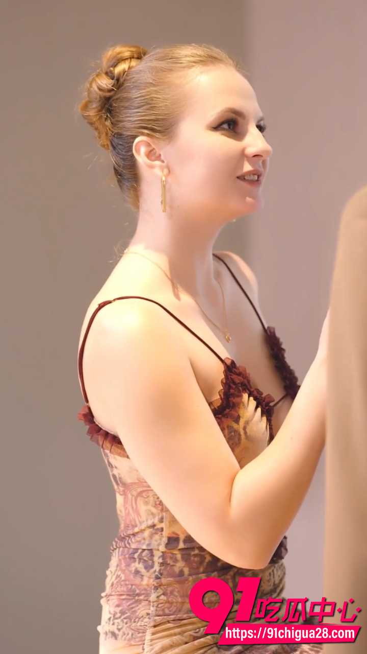男女主角亲密抚摸床上缠绵8