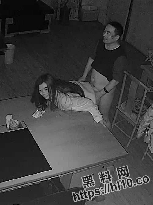 黑客入侵办公室监控摄像头，年轻女秘书和老板在办公室加班，老板把精液射进了她的阴道！