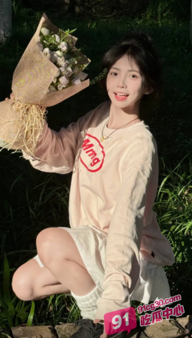 00后嫩妹张嘉怡被顶级约炮大神江南第一深情俘获 再现小白兔被大灰狼吃干抹净现场！ 配图