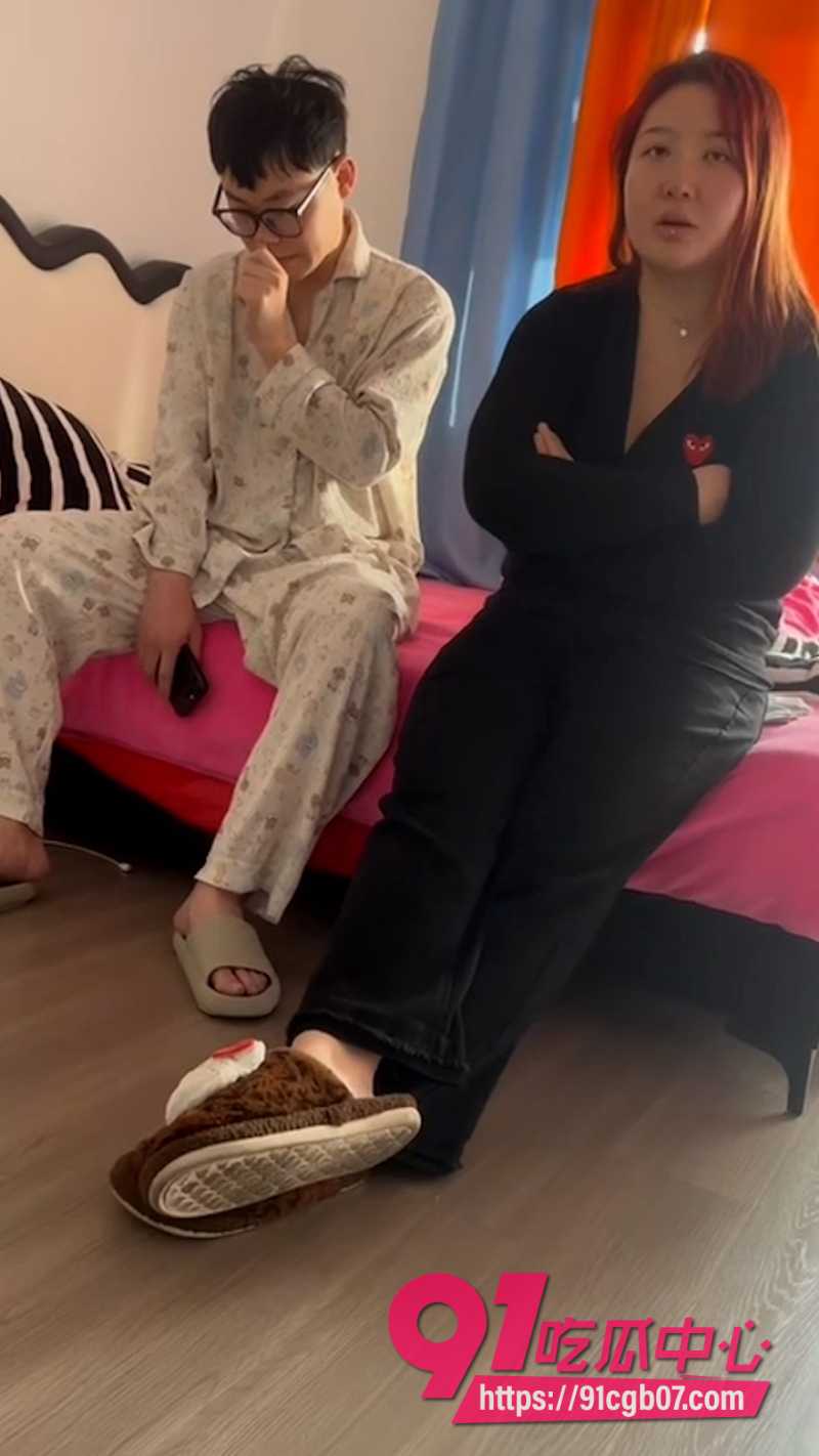 捉奸现实版老婆藏奸夫阳台被抓包4