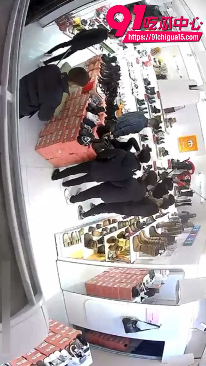 山东菏泽曹县精神小伙群殴白衣男5 山东菏泽曹县精神小伙群殴白衣男5