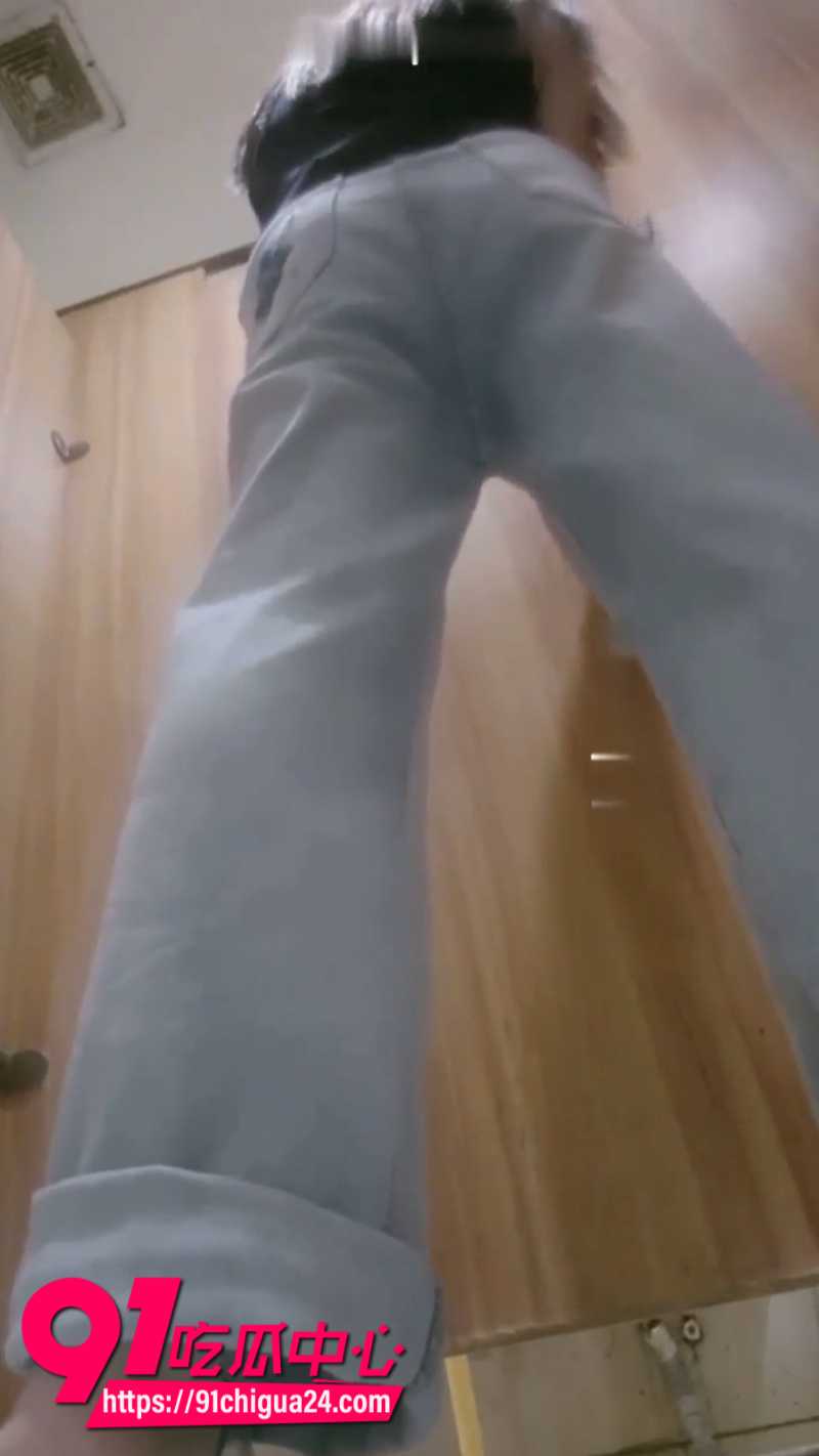 顶级美艳少妇上厕所被偷拍2