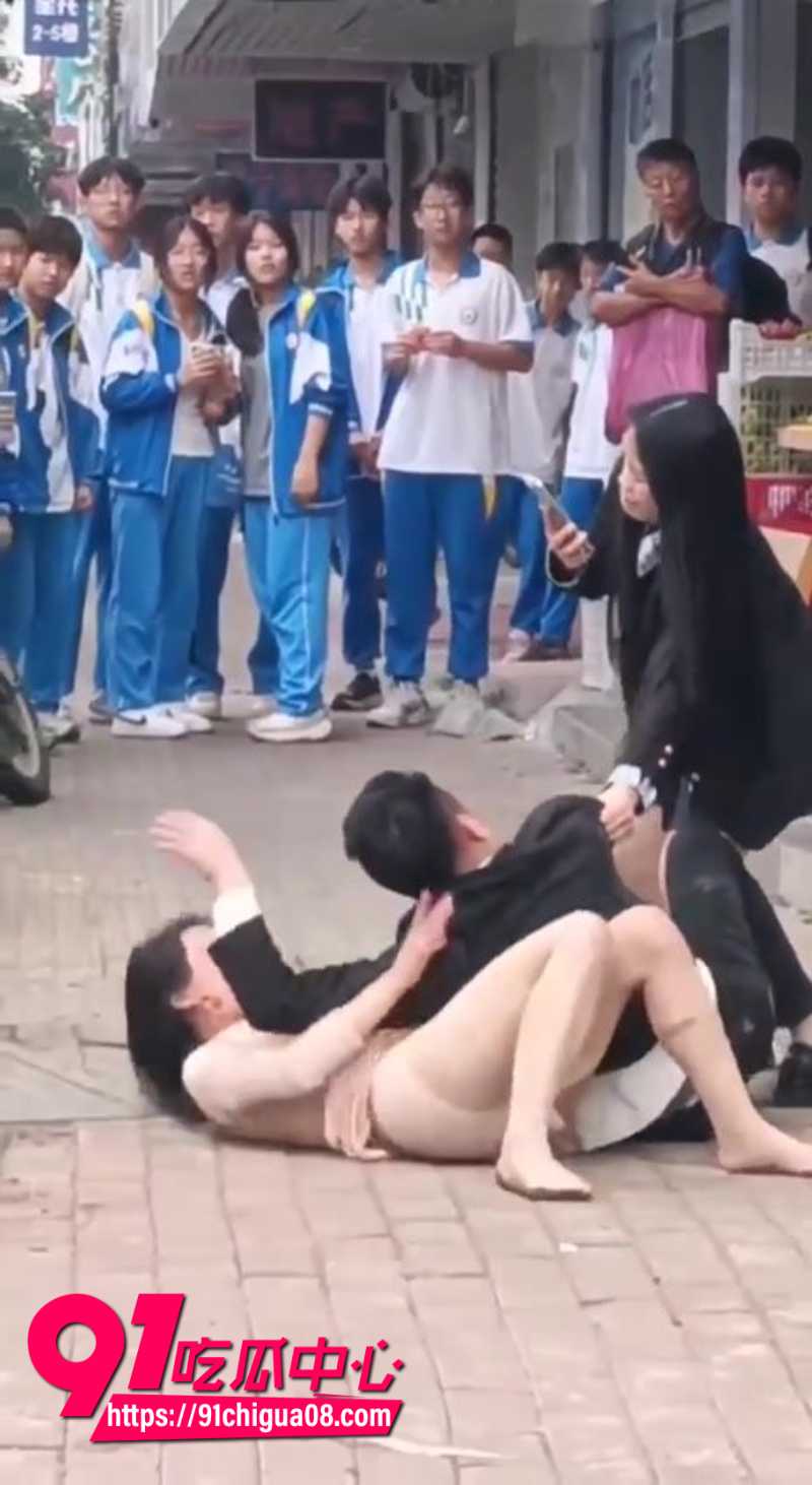 醉酒男子大白天在路边强奸长腿御姐被围观5