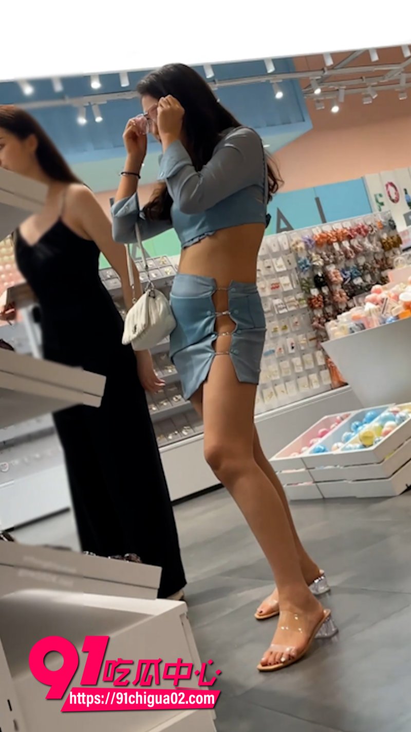 抄底大神在商场尾随JK嫩妹 半镂空骚裙小丁透视 UR级大骚货 路过的妹子全都被拍了个遍