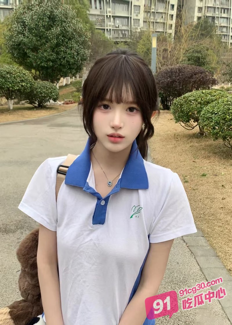 清纯学生妹李明月背着父母 偷偷拍摄jk制服私拍 特写牛奶灌穴实在太涩！