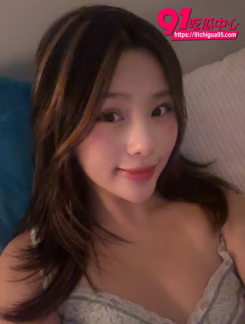 在社交媒体上坐拥4.9万粉丝的极品高颜值B奶7