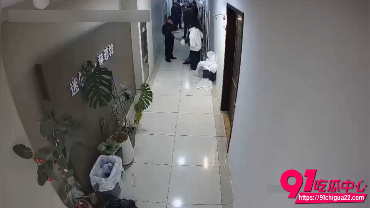 杭州四季青老板娘二姐商场走廊暴打小三3