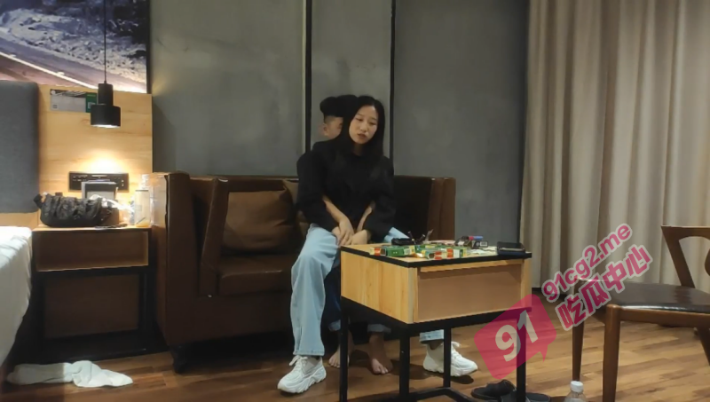 探花推荐～大长腿外围妹坐在身上各种内裤揉穴，抱起来操超近距离拍摄，侧入骑乘激情大战！