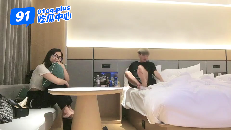 白嫖女绿帽少妇～眼镜少妇赌气给自己丈夫带绿帽 这送上门的还能轻易放过？